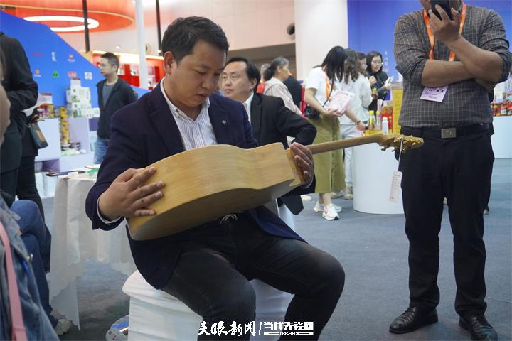 【2024中国品牌日】“吉他之都”与“爱乐之城”协奏贵州品牌的精彩浪漫(图1)