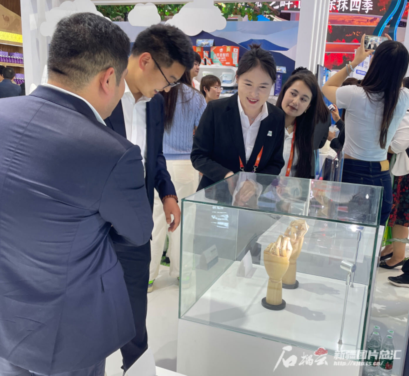关注中国品牌日丨科技企业展示新疆“新”优势(图1) 关注中国品牌日丨科技企业展示新疆“新”优势(图1)