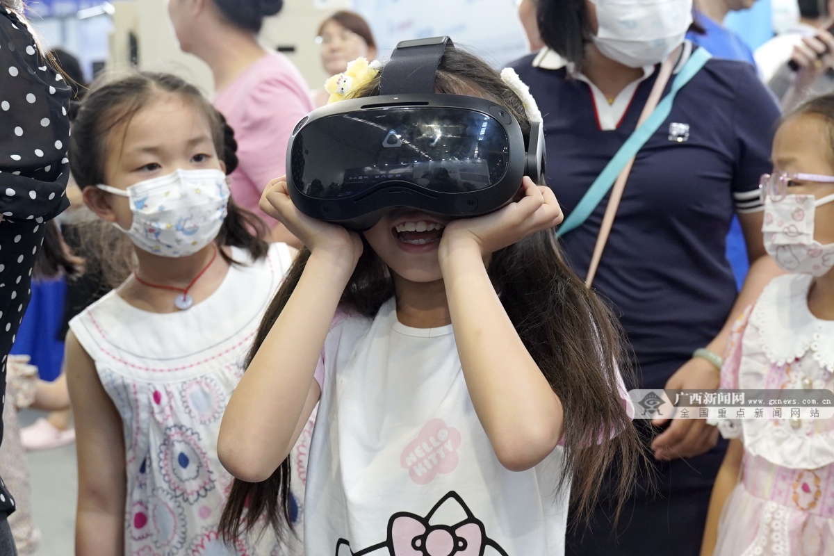 2024年全国科技活动周广西活动主场展示特色科普创新项目“吸粉”不断(图1) 2024年全国科技活动周广西活动主场展示特色科普创新项目“吸粉”不断(图1)