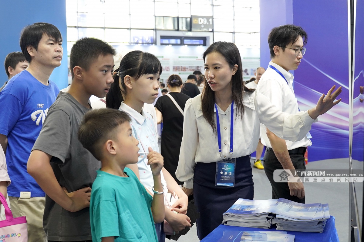 2024年全国科技活动周广西活动主场展示特色科普创新项目“吸粉”不断(图2) 2024年全国科技活动周广西活动主场展示特色科普创新项目“吸粉”不断(图2)