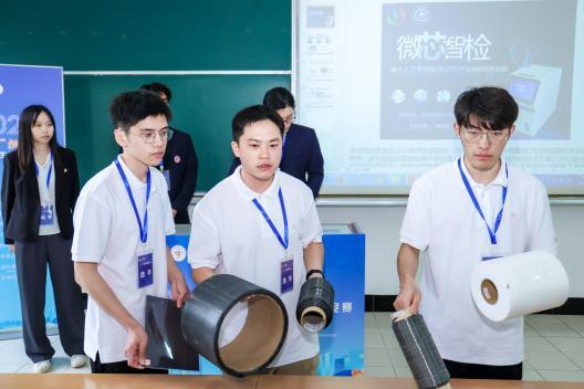 1000余名创新创业达人齐聚“挑战杯”决赛同台亮“绝活儿”(图1) 1000余名创新创业达人齐聚“挑战杯”决赛同台亮“绝活儿”(图1)
